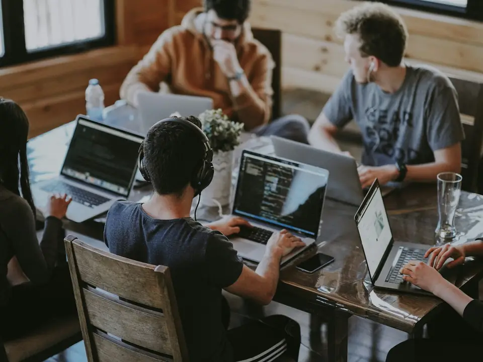Equipo de desarrollo trabajando en un proyecto